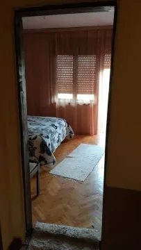 Pogled kroz vrata na spavaću sobu sa parketom. - image 11