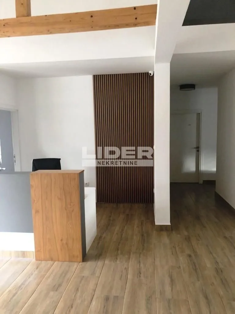 Rent, office space, 325m², Surčin, Beograd