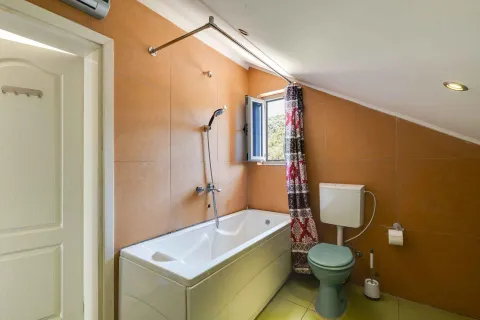 Kupatilo sa kadom, toaletom i prozorom. - image 43