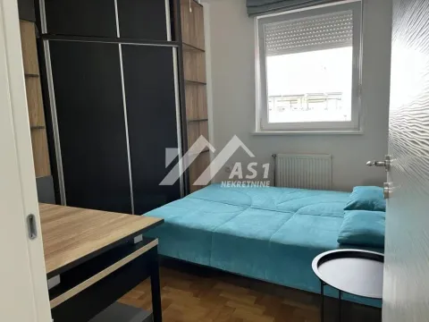 Nameštena spavaća soba sa krevetom, garderoberom i prozorom. - image 7
