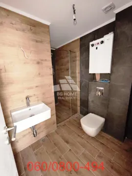Novoopremljeno kupatilo sa tuš kabinom, umivaonikom i ugrađenom wc šoljom. - image 9