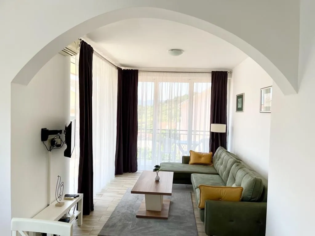 Izdavanje, dvosoban stan, 90m², Đenovići, Herceg Novi