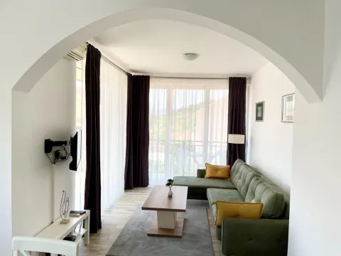 Izdavanje, dvosoban stan, 90m², Đenovići, Herceg Novi - image 1