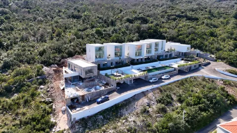 Pogled iz vazduha na kompleks modernih vila sa bazenima okruženih šumom. - image 3