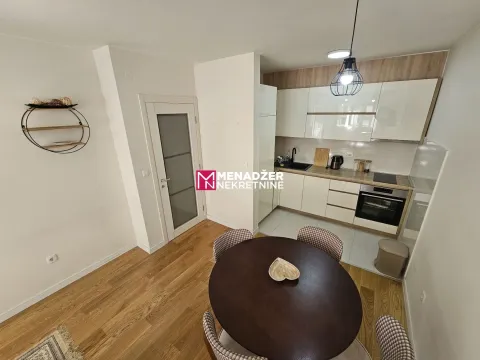 Moderna kuhinja sa trpezarijskim stolom i stolicama. - image 4