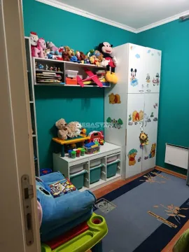 Dečja soba sa krevetom, ormanom i igračkama. - image 7