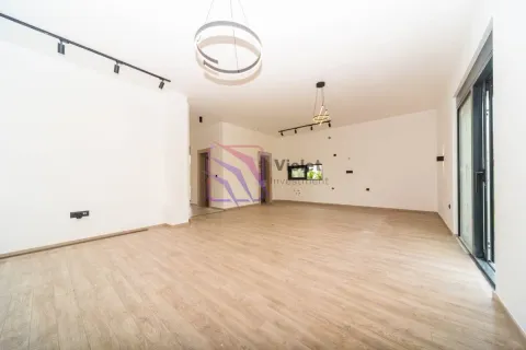 Prostrana prazna dnevna soba sa drvenim podom i velikim kliznim prozorom. - image 5