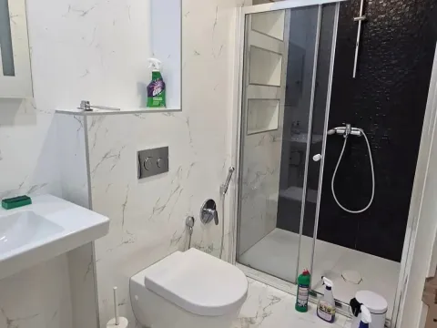 Izdavanje, dvosoban stan, 70m², Škaljari, Kotor - image 7