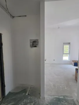 Unutrašnjost nenamještenog stana u izgradnji sa bijelim zidovima i prozorom. - image 3
