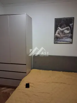 Spavaća soba sa bračnim krevetom, garderoberom i zidnom slikom. - image 6