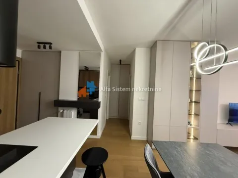 Moderna kuhinja sa šankom i trpezarijskim stolom. - image 2