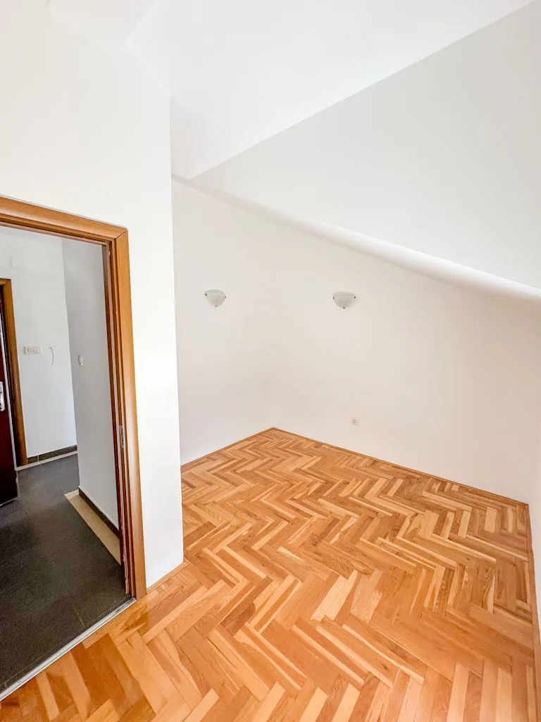 Izdavanje, trosoban stan, 137m², Stari Aerodrom, Podgorica