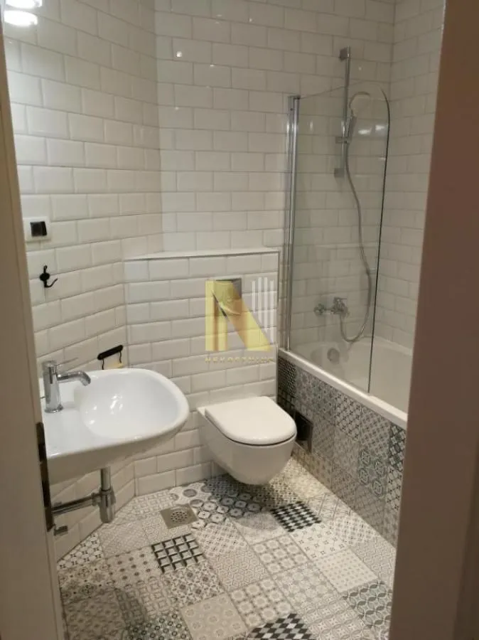 Izdavanje, dvosoban stan, 63m², Centar, Novi Sad