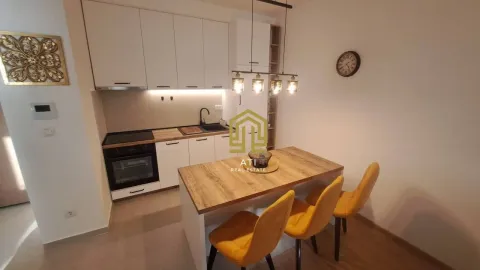 Moderna kuhinja sa trpezarijskim stolom i žutim stolicama. - image 5