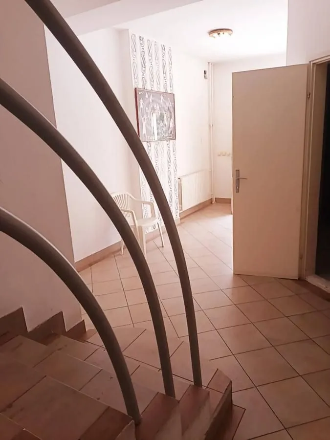 Izdavanje, kuća, 180m², Čukarica, Beograd