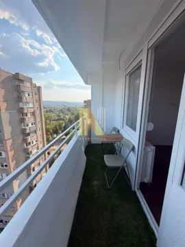 Uređena terasa sa stolom, stolicama i veštačkom travom. - image 10