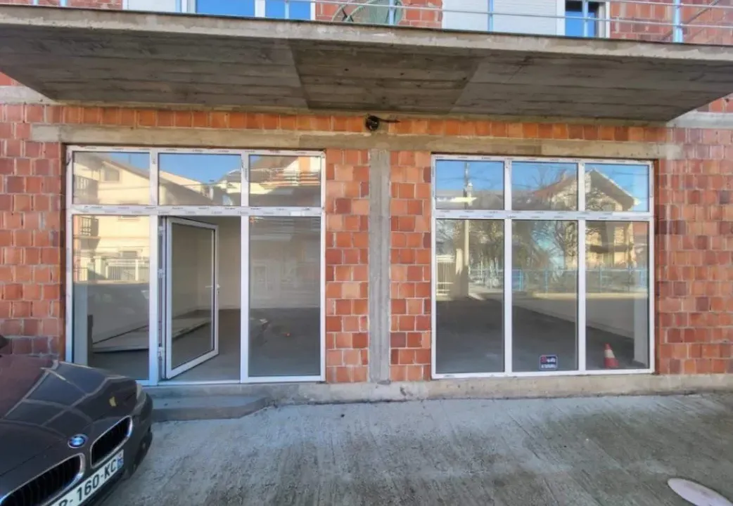 Izdavanje, poslovni prostor, 140m², Ledine, Beograd