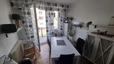 Trpezarija sa trpezarijskim stolom i izlazom na terasu. - image 8