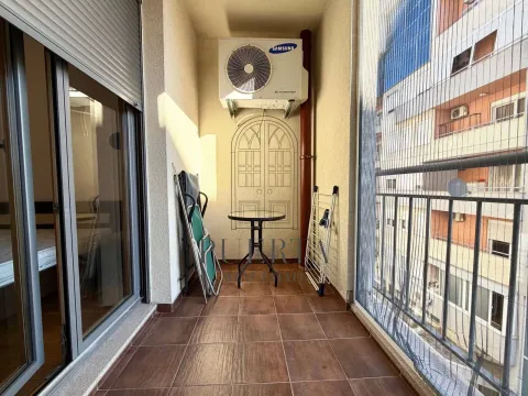 Manji zatvoreni balkon sa stolom i klima uređajem. - image 5
