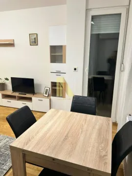 Dnevna soba sa trpezarijskim stolom i TV komodom. - image 11