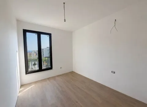 Prazna soba sa bijelim zidovima, laminatom i prozorom. - image 8