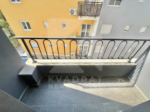 Manji balkon sa metalnom ogradom i pogledom na susjednu zgradu. - image 12