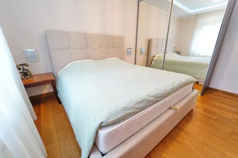 Furnished bedroom with a double bed and a large mirrored wardrobe. - image 7