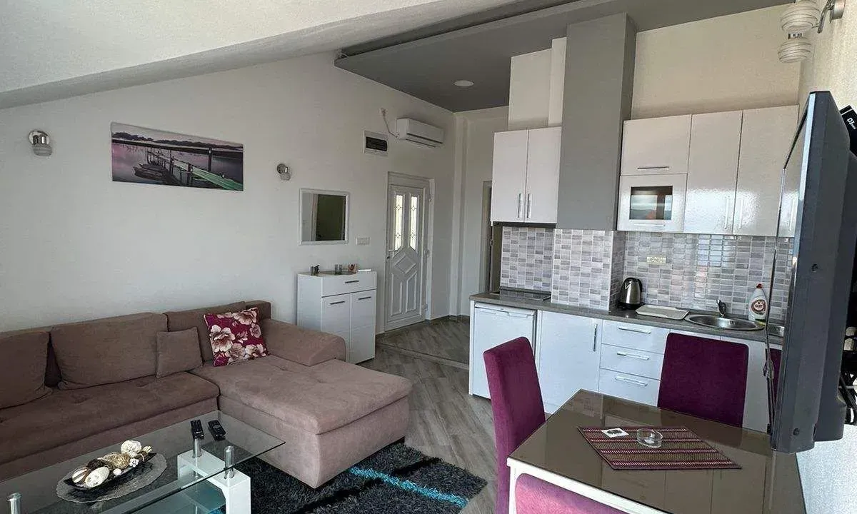 Izdavanje, jednosoban stan, 40m², Mažina, Tivat