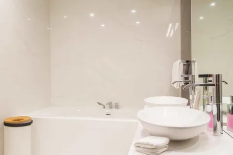 Moderne kupatilo sa kadom i bijelim umivaonikom. - image 32