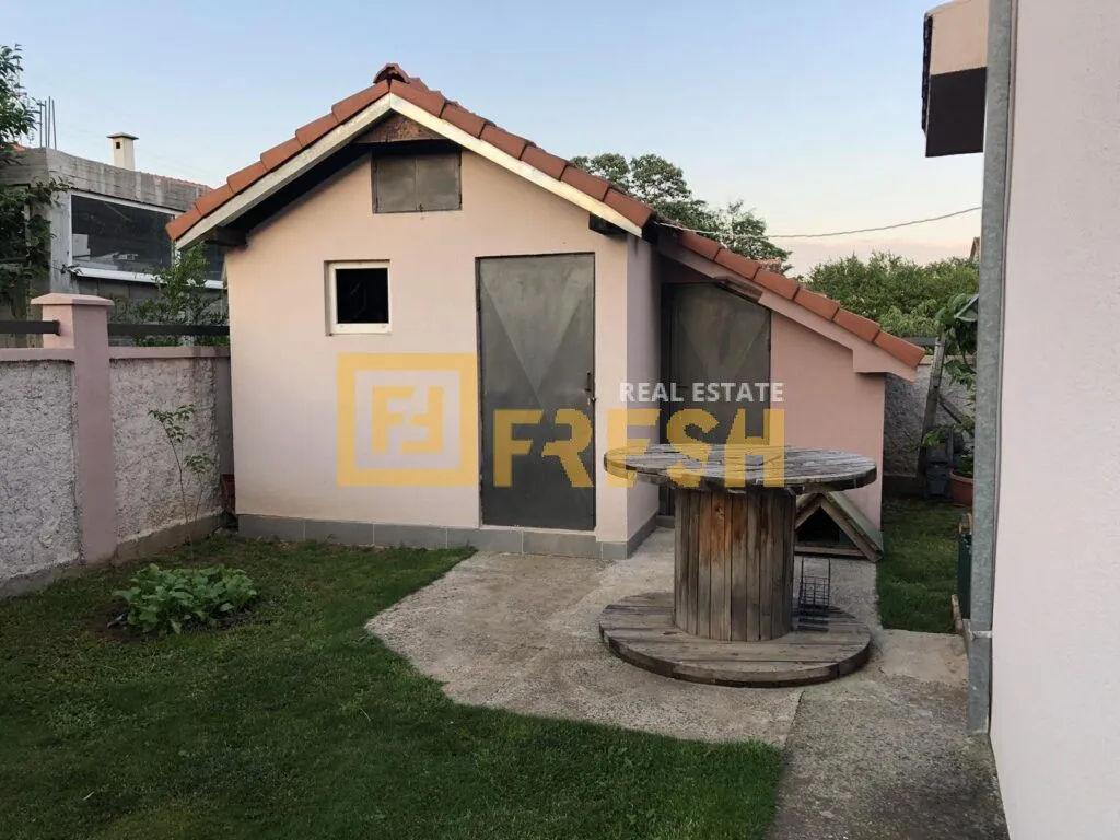 Izdavanje, kuća, 300m², Kokoti, Podgorica