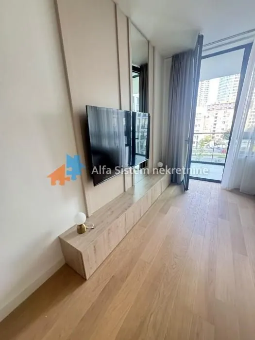 Izdavanje, trosoban stan, 74m², Savski Venac, Beograd