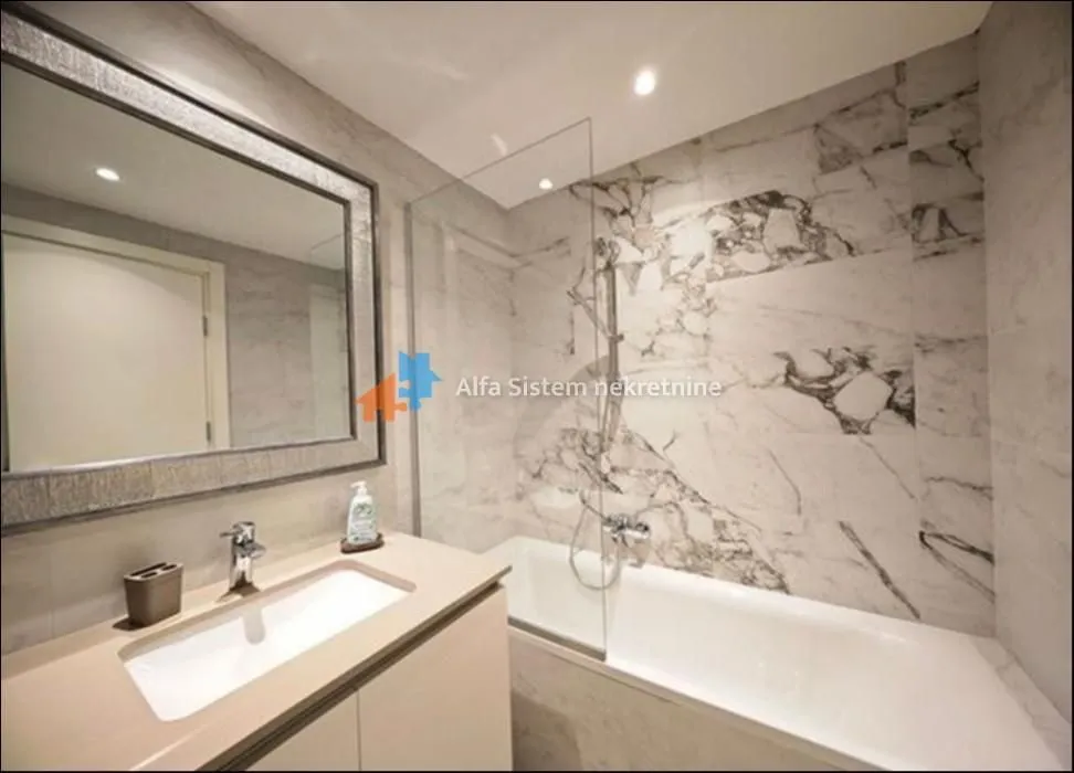 Izdavanje, trosoban stan, 83m², Savski Venac, Beograd