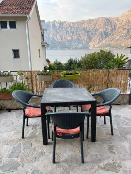 Terasa sa garniturom za sedenje i pogledom na more i planine. - image 4