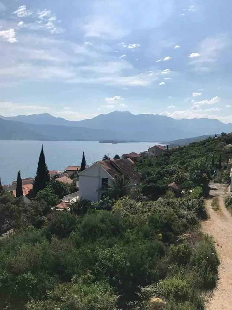 Pogled na more i planine sa okolnim kućama.