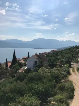 Pogled na more i planine sa okolnim kućama. - image 2