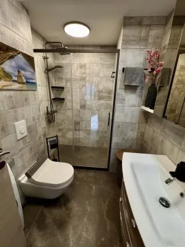 Moderne kupatilo sa tuš kabinom, umivaonikom i ugradnom sanitarijom. - image 12