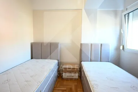 Spavaća soba sa dva singl kreveta i noćnim stočićem. - image 10