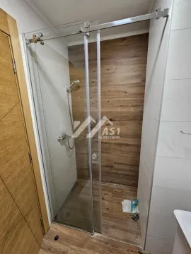 Kupatilo sa tuš kabinom i staklenim paravanom. - image 8