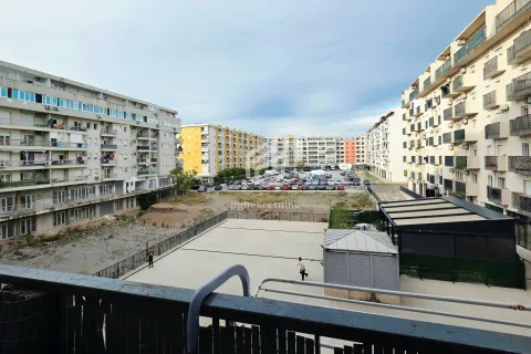 Pogled sa terase na okolne stambene zgrade i parking. - image 11