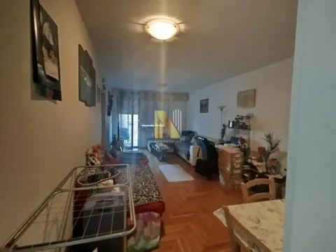 Dnevna soba sa trpezarijskim stolom i nameštajem. - image 6