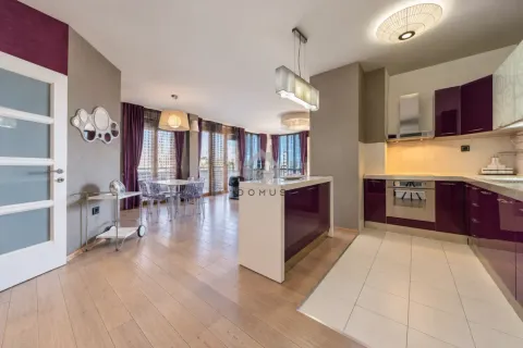 Otvoreni prostor sa modernom kuhinjom i trpezarijom. - image 3