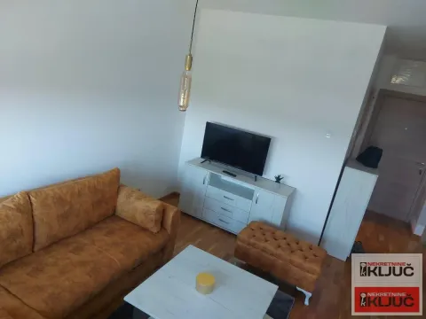 Dnevna soba sa garniturom, stočićem i televizorom. - image 6