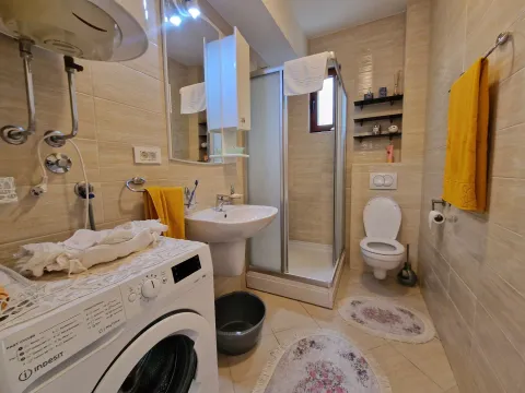 Kupatilo opremljeno tuš kabinom, umivaonikom, wc šoljom i veš mašinom. - image 21