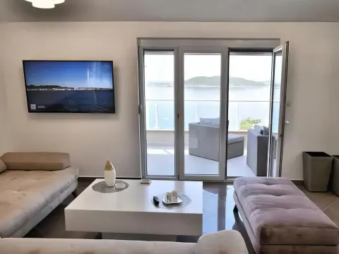 Izdavanje, trosoban stan, 150m², Pržno, Budva - image 13