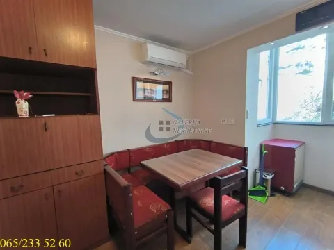Trpezarijski kutak sa drvenim stolom, klupom i ugradnim ormarom u stanu. - image 16