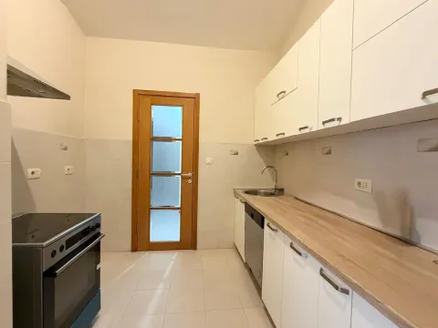 Manja kuhinja sa bijelim elementima i drvenom radnom površinom. - image 4