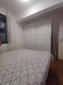 Spavaća soba sa bračnim krevetom, velikim garderoberom i prozorom. - image 6
