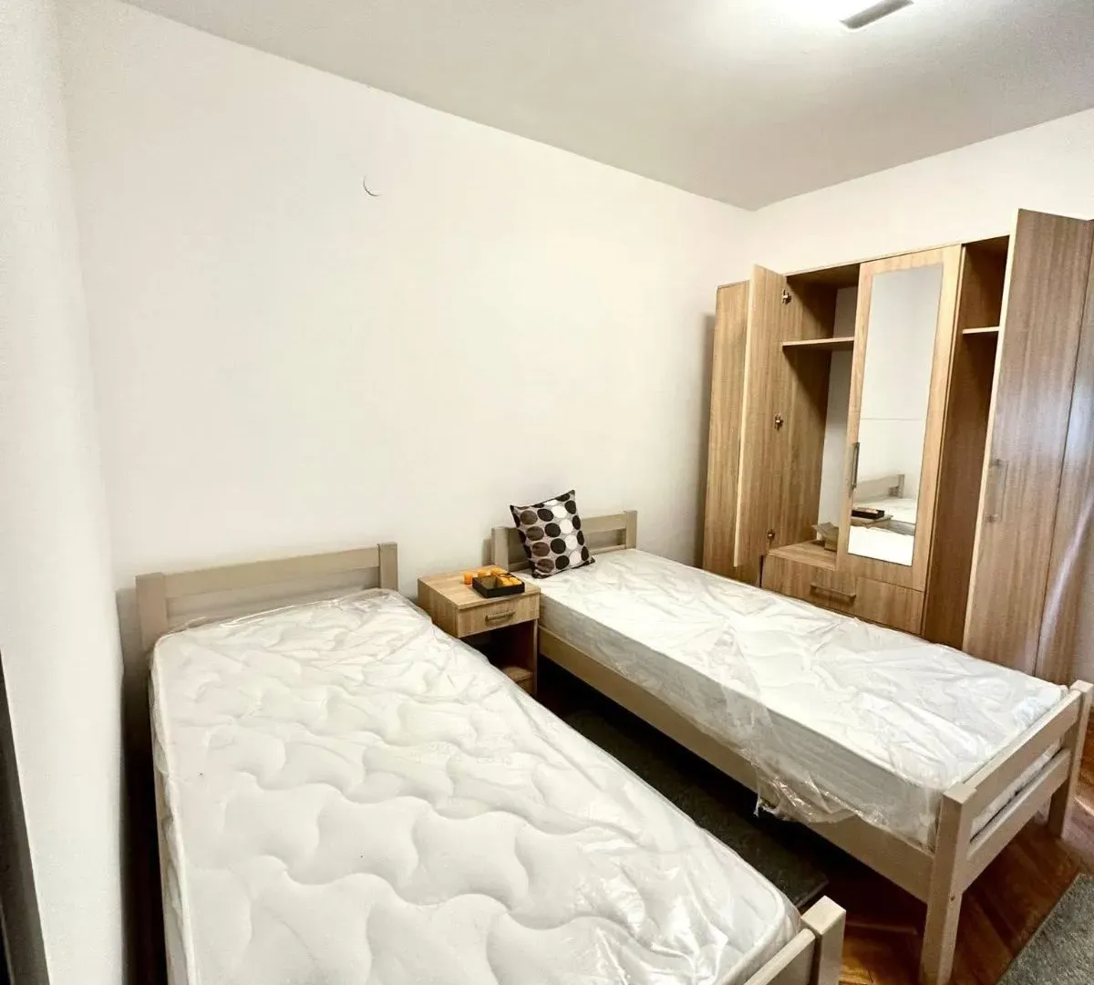 Izdavanje, dvosoban stan, 83m², Centar, Budva