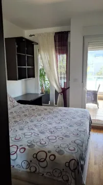 Spavaća soba sa bračnim krevetom, radnim stolom i izlazom na terasu. - image 6