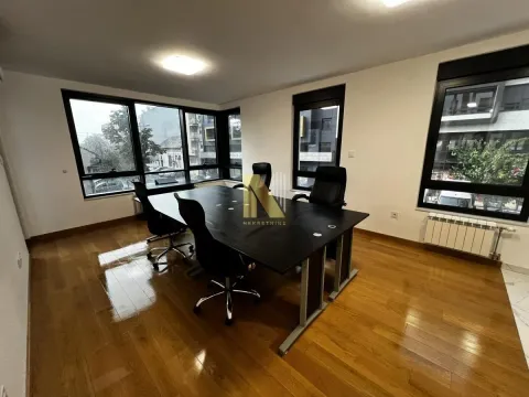 Izdavanje, poslovni prostor, 65m², Rotkvarija, Novi Sad Sve Podlokacije